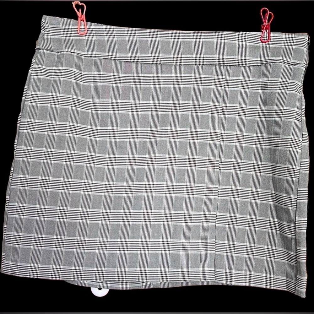 TAKARA Black/Gray/White Plaid Side Zip Mini Skirt, Size Large, EUC.